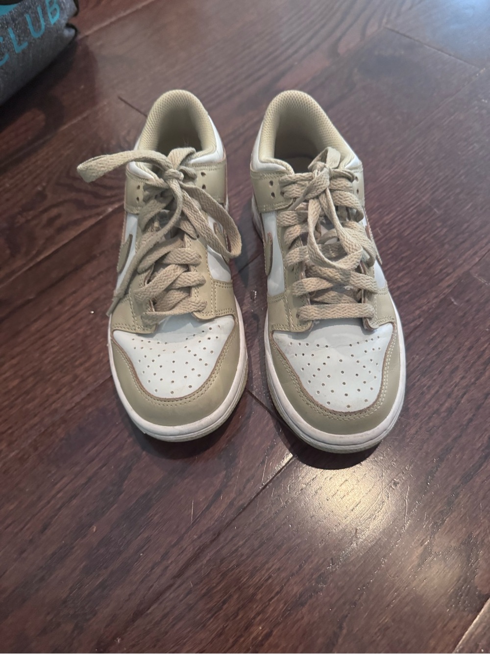 Nike Kids Low-Top Sneakers in Beige and White. LIKE NEW! size 4